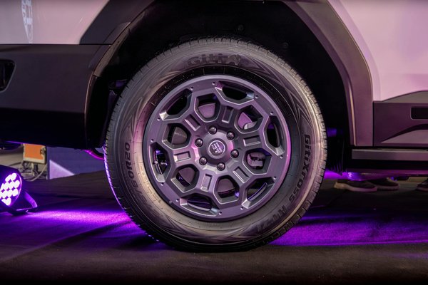 Exploring the Pros and Cons of Nitrogen-Filled Tires for British Sports Cars